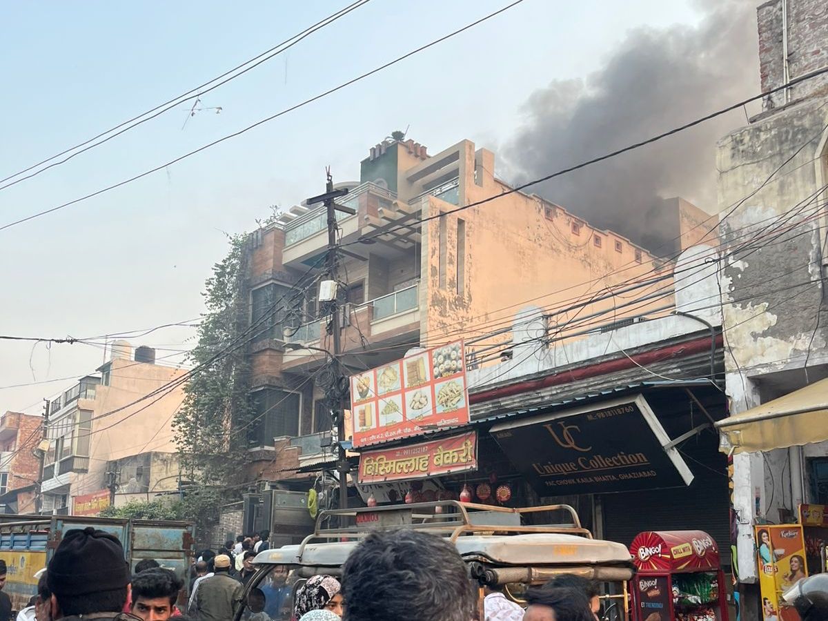 गाजियाबाद के कैला भट्टा इलाके में तीन मंजिला मकान में आग, दमकल ने पाया काबू