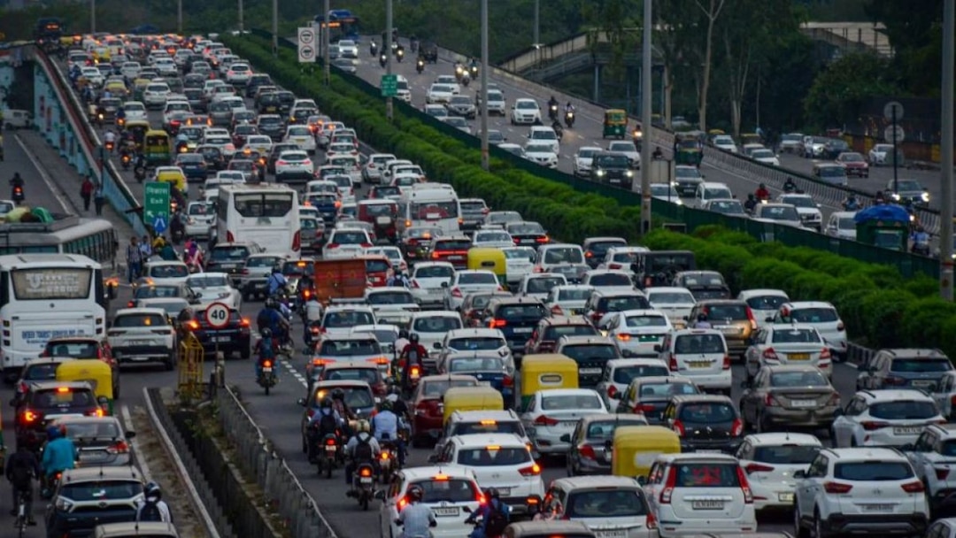 नोएडा में नो पार्किंग में गाड़ियां खड़ी करने से सड़क पर जाम की समस्या