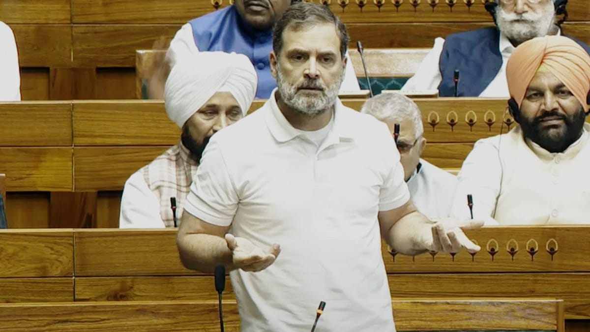 लोकसभा में राहुल गांधी का आक्रामक भाषण, सत्ता पक्ष ने किया जोरदार विरोध