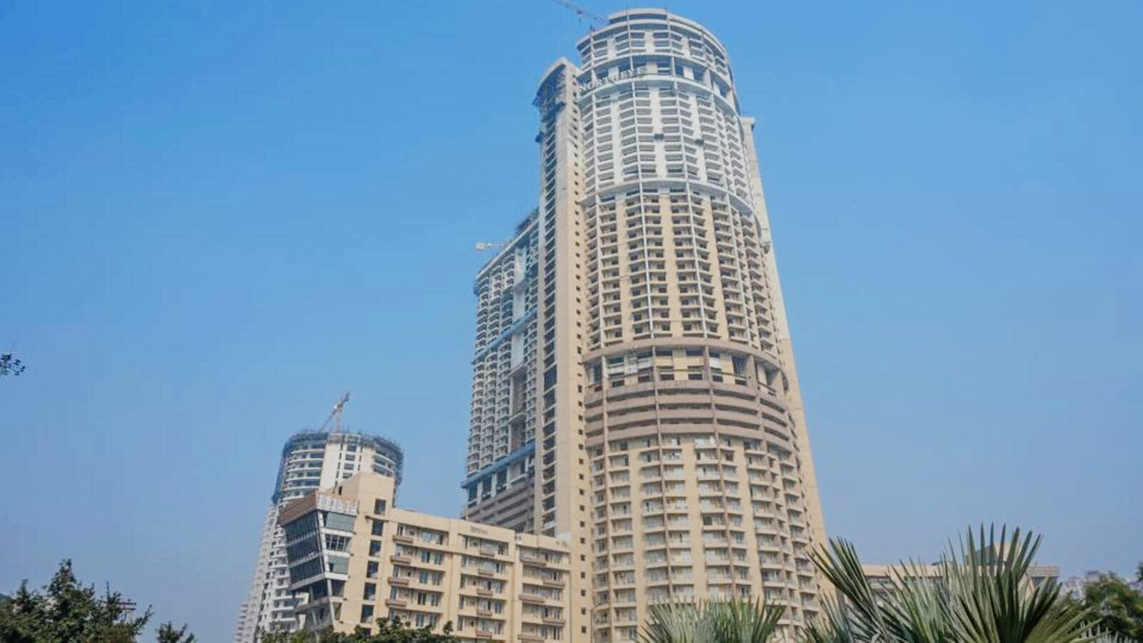 नोएडा में ठेकेदारों और कर्मचारियों का सुपरटेक के खिलाफ प्रदर्शन जारी