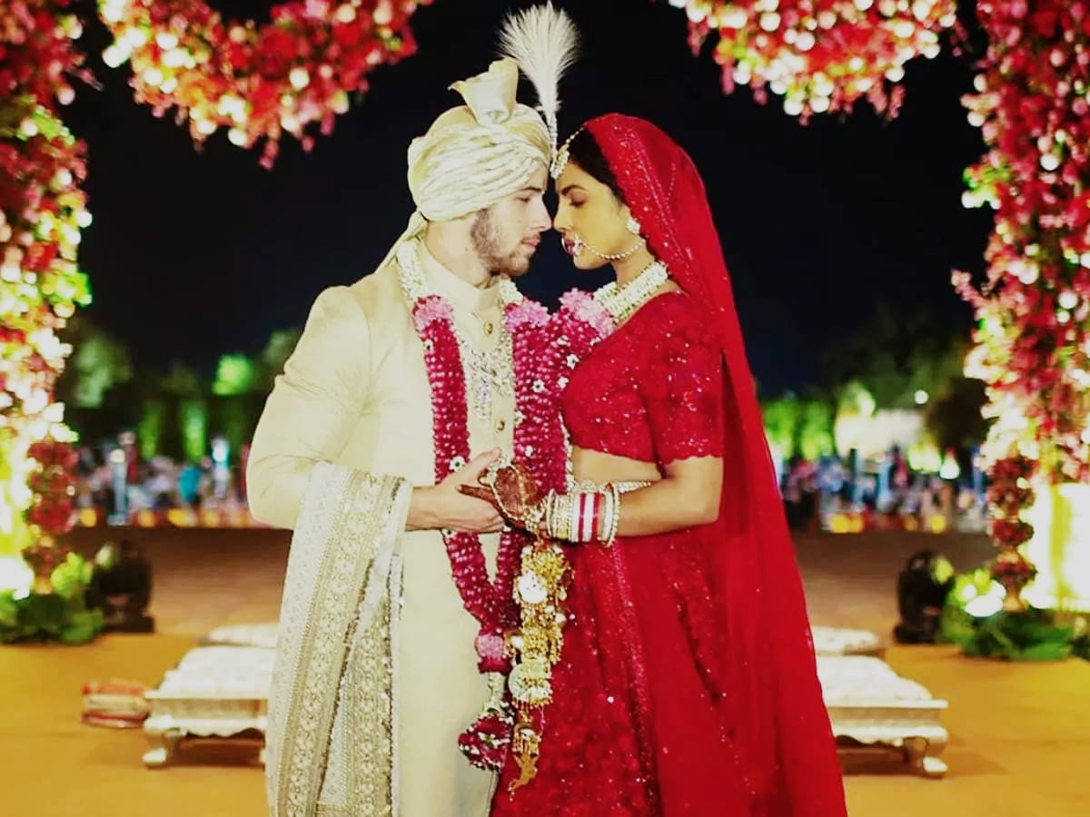 प्रियंका चोपड़ा का रॉयल वेडिंग लुक: स्टाइल, ग्रेस और परफेक्ट ननद की झलक!