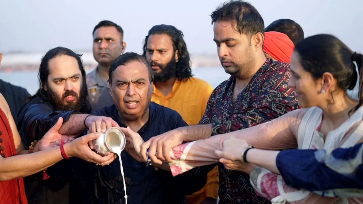 महाकुंभ में अंबानी परिवार ने किया संगम स्नान, श्रद्धालुओं में बांटी मिठाई