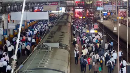 होली पर घर जाने की मुश्किलें: ट्रेन फुल, बसें ठसाठस, हवाई किराया आसमान पर