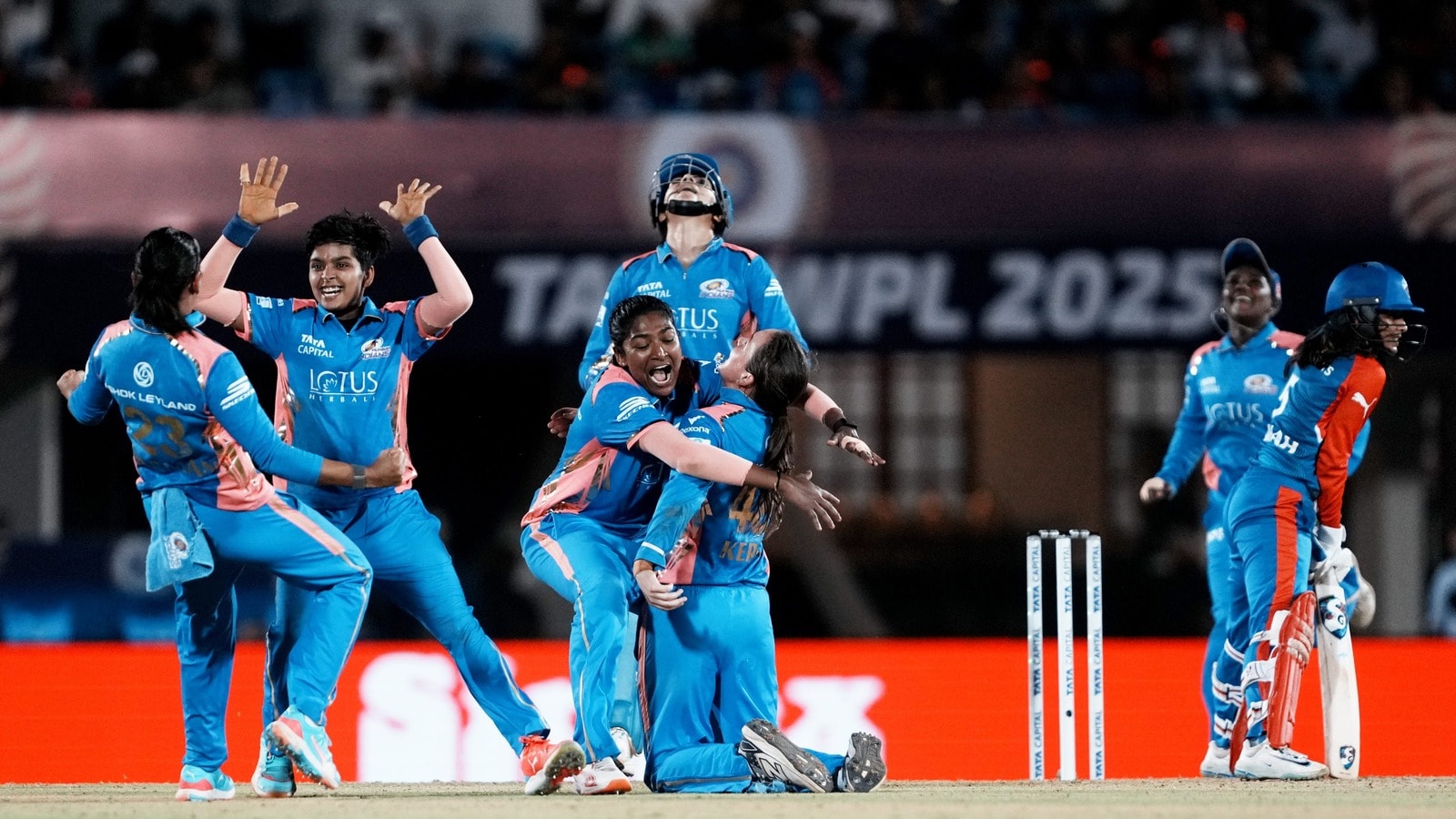 मुंबई इंडियंस ने दूसरी बार WPL खिताब जीता, फाइनल में दिल्ली को 8 रनों से हराया!