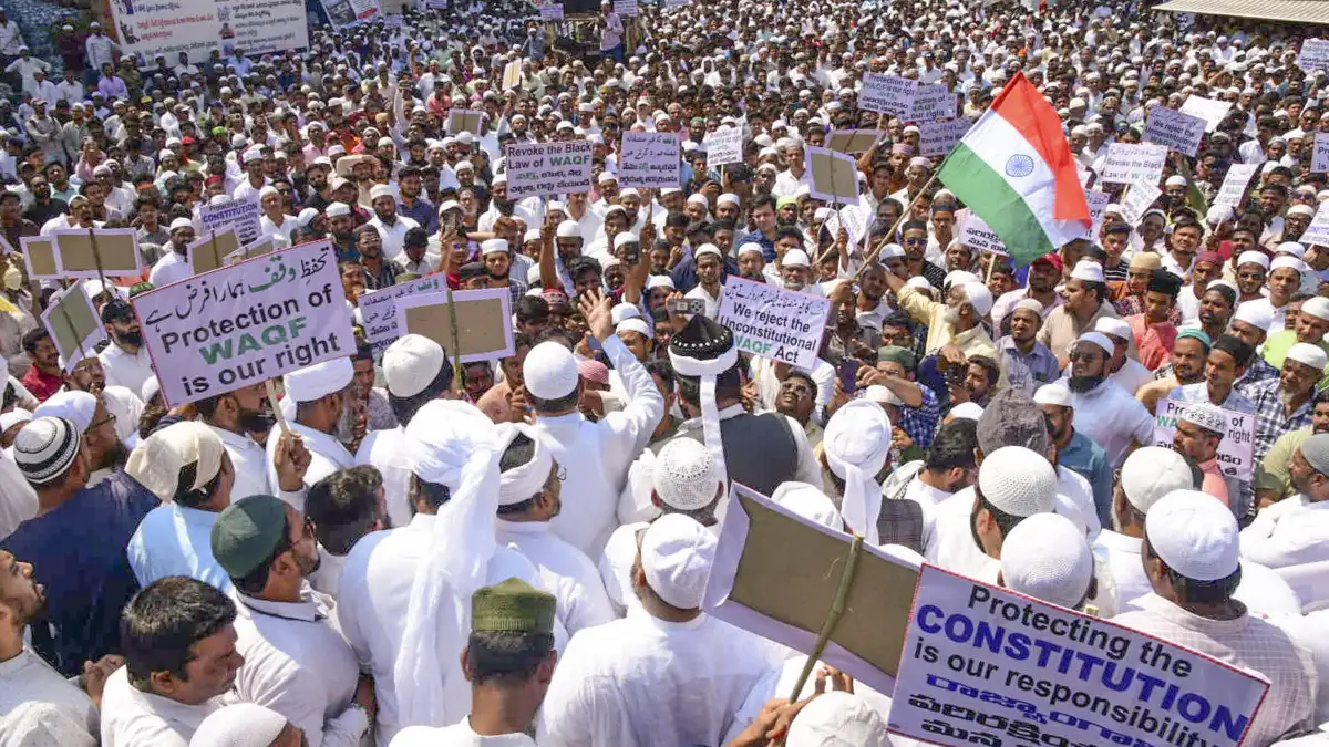 Waqf Law Violence: मुर्शिदाबाद में वक्फ कानून के विरोध में बेकाबू हुई भीड़, पिता-पुत्र की पीट-पीटकर हत्या, शुभेंदु अधिकारी पहुंचे हाई कोर्ट