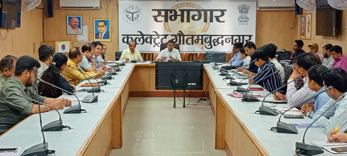 सीएम डैशबोर्ड की रैंकिंग सुधारने के लिए डीएम मनीष कुमार वर्मा ने अधिकारियों के साथ की बैठक