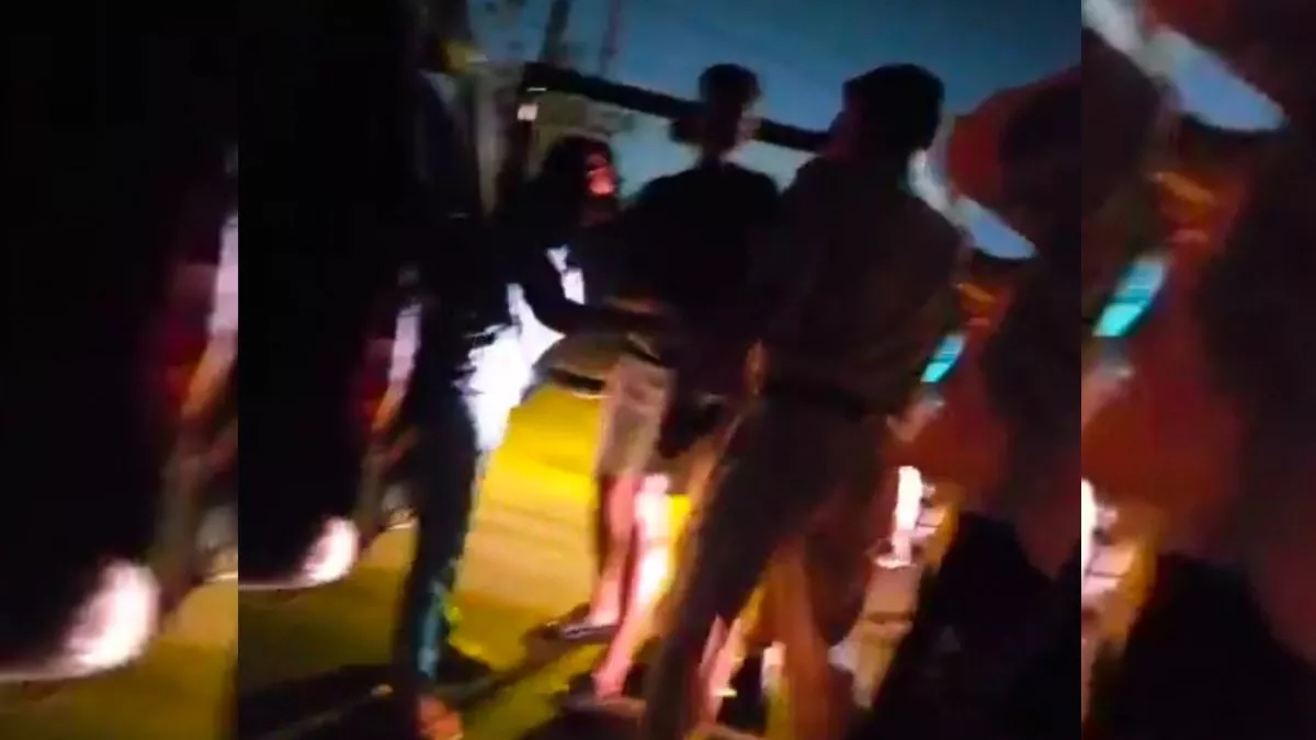 कैब में सिगरेट पीने से रोका तो महिला ने मचाया हंगामा, दो साथियों संग ड्राइवर से की मारपीट, वीडियो वायरल