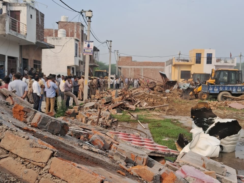 बीटा-1, ग्रेटर नोएडा में अव्यवस्था चरम पर – अवैध दुकानें, गंदगी, खुली नालियां और पार्किंग की भारी किल्लत