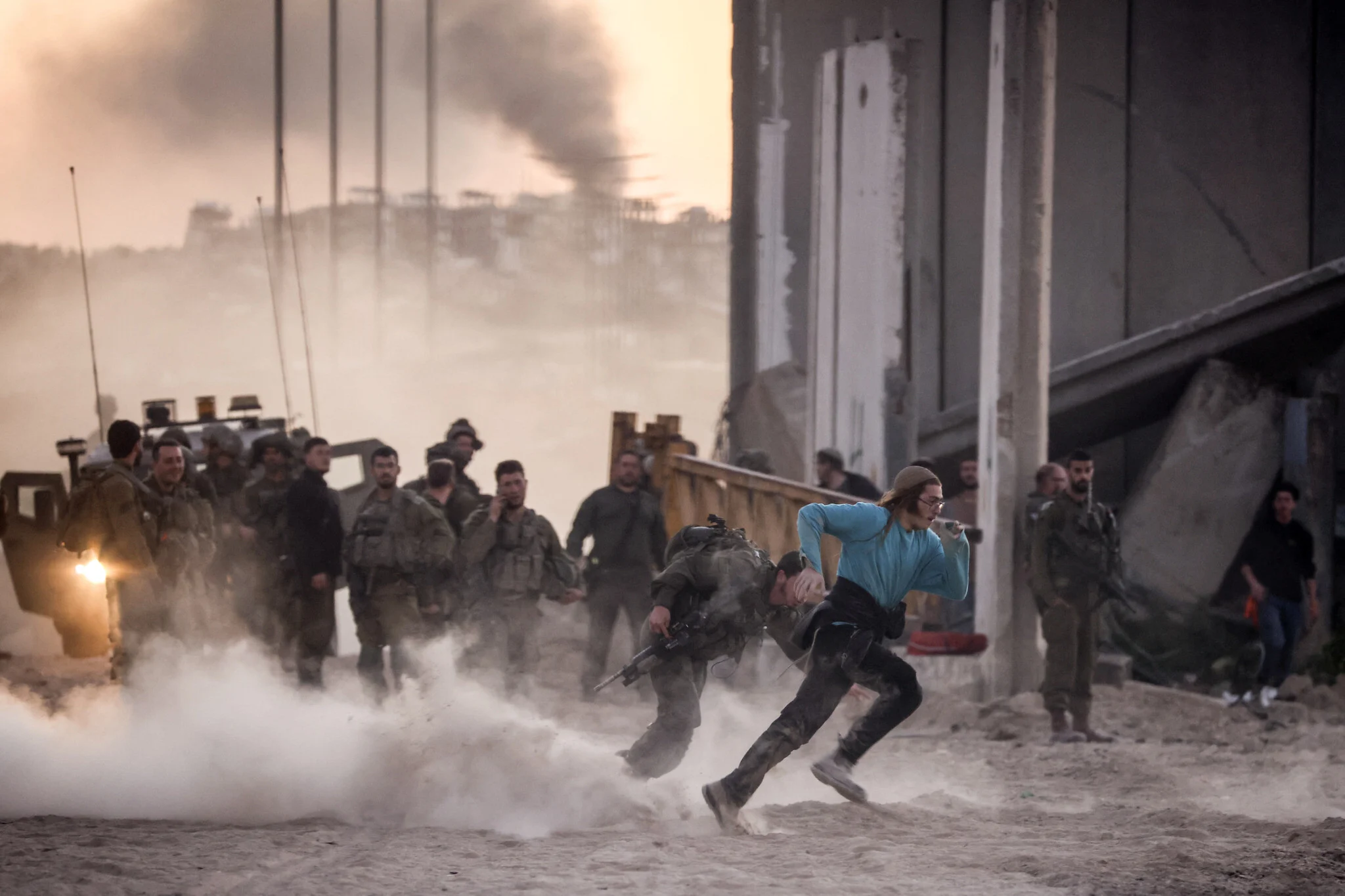 गाज़ा में अमेरिकी-समर्थित सहायता केंद्र पर भगदड़: कई मरे, सैकड़ों घायल; वैश्विक आलोचना तेज