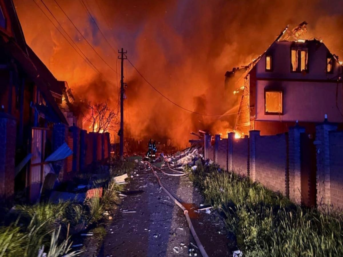 रूस का अब तक का सबसे बड़ा हमला: यूक्रेन पर 367 ड्रोन और मिसाइलें दागीं, 12 की मौत, 60 घायल