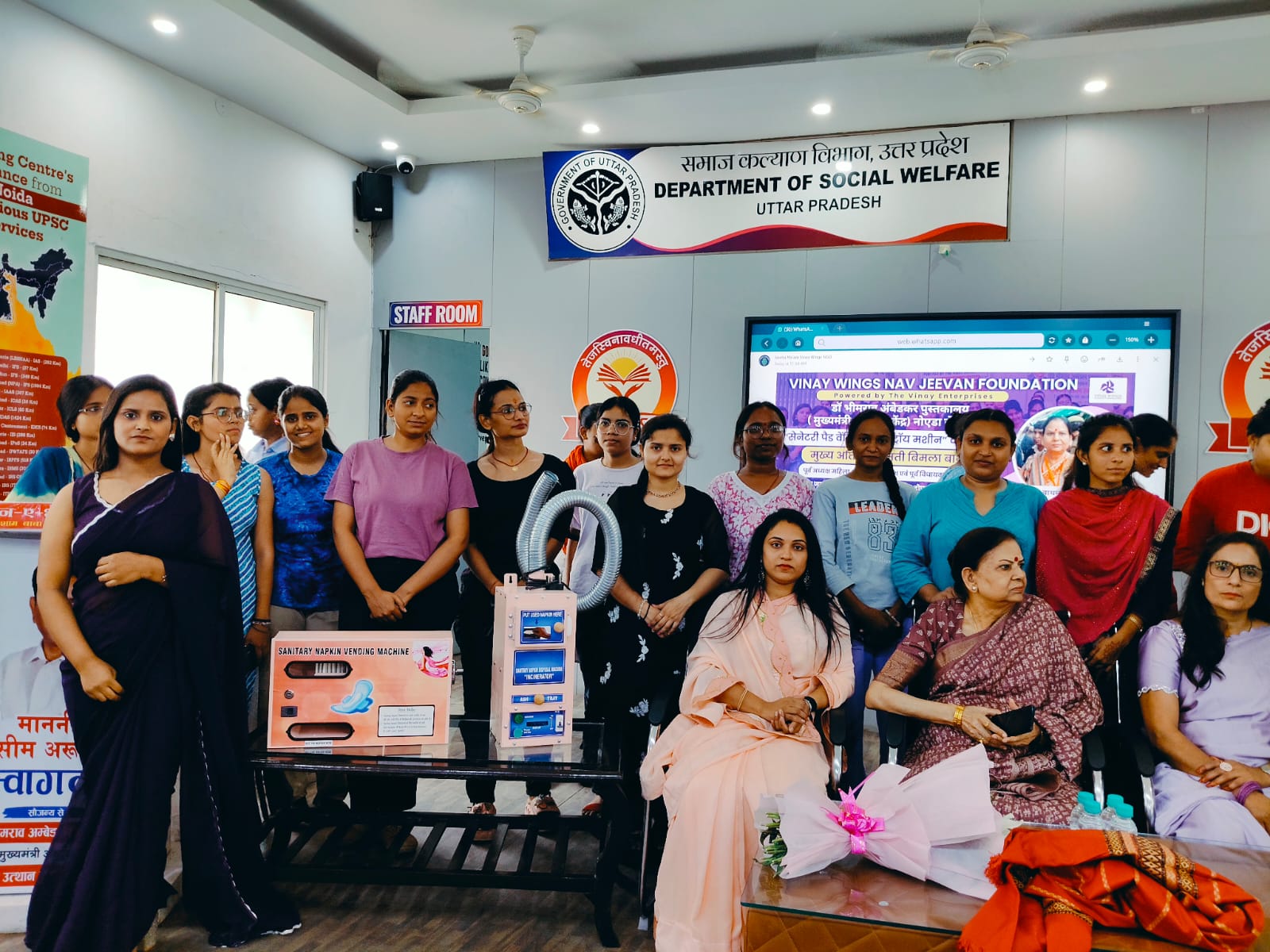 नोएडा: महिलाओं के लिए सेनेटरी पैड वेंडिंग मशीन का लोकार्पण, माहवारी स्वच्छता पर जागरूकता की नई पहल