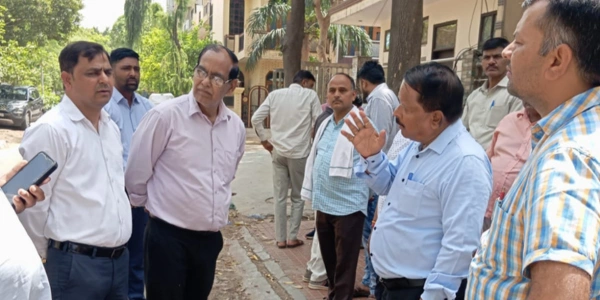 अल्फा-2 में गंदगी और अतिक्रमण से लोग परेशान, महिलाओं ने उठाई सफाई की मांग