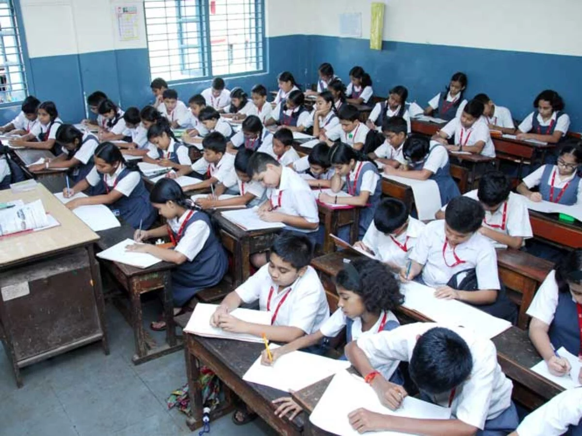 गर्मी की छुट्टियों के बाद कर्नाटक में फिर से खुले स्कूल, कोविड मामलों में वृद्धि के बीच सरकार ने जारी की सख्त