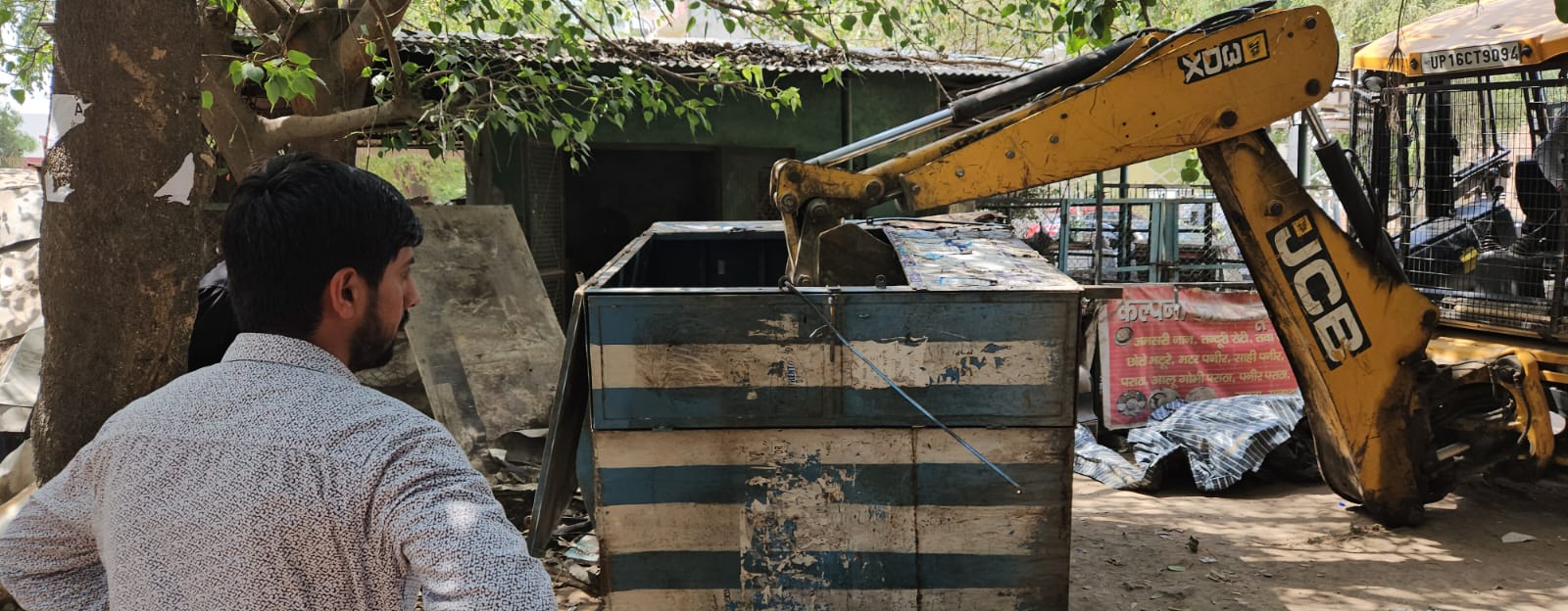 अल्फा-2 मार्केट में चला प्राधिकरण का अतिक्रमण विरोधी अभियान, भारी पुलिस बल की मौजूदगी में हटाए गए ठेले और अवैध खोख