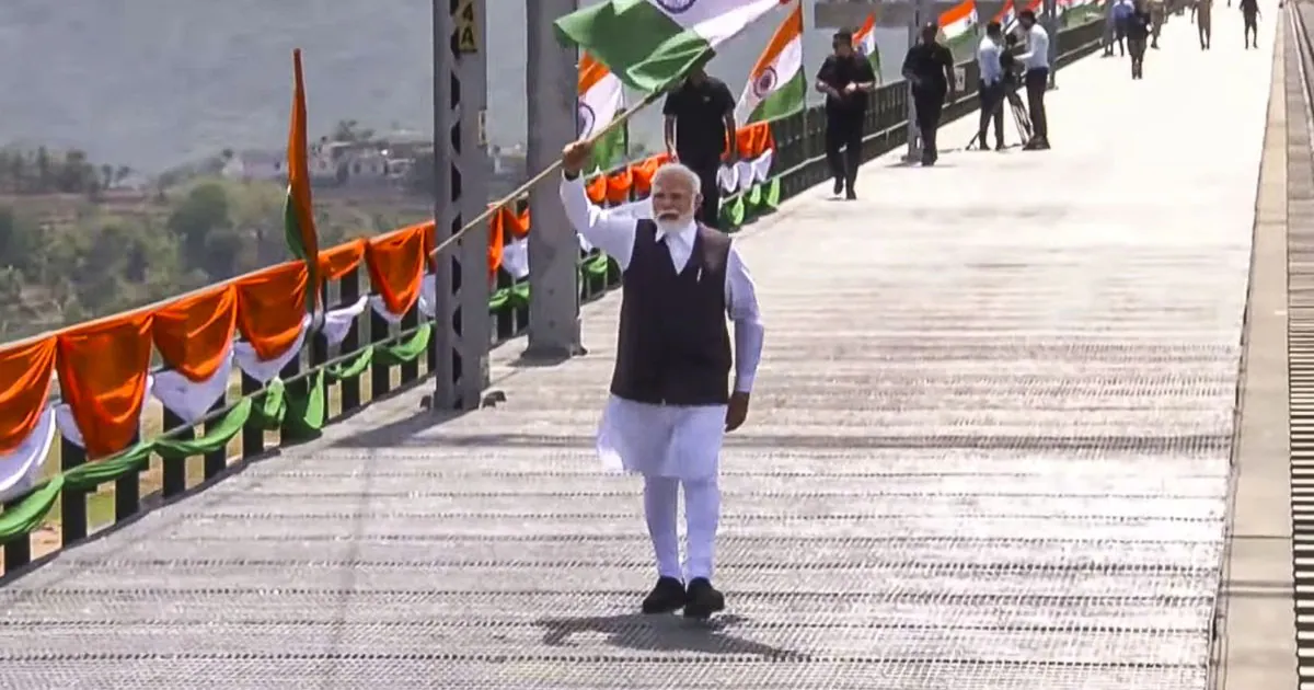 चिनाब ब्रिज पर तिरंगा लेकर चले पीएम मोदी, कश्मीर से दिया पाकिस्तान और चीन को सख्त संदेश