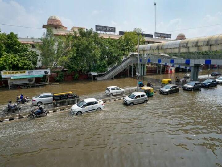 ग्रेटर नोएडा के सेक्टरों के बाहर सड़कों की हालत खराब, खुले गटर बने मुसीबत