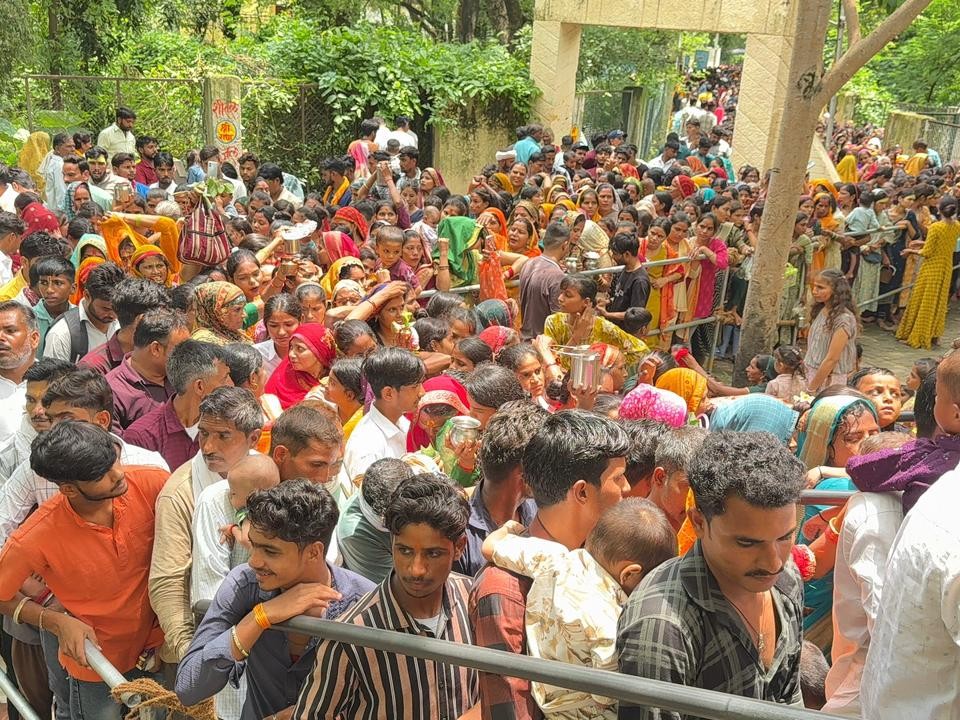 सावन की पहली सोमवारी पर शिव मंदिरों में उमड़ी श्रद्धालुओं की भीड़, गूंजे हर-हर महादेव के जयकारे
