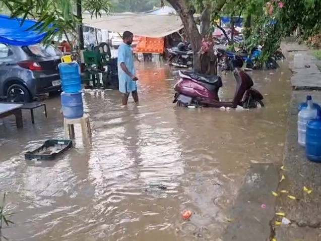 सड़क किनारे भरा पानी बना मुसीबत, गाड़ियां हुईं परेशान, हादसे का खतरा