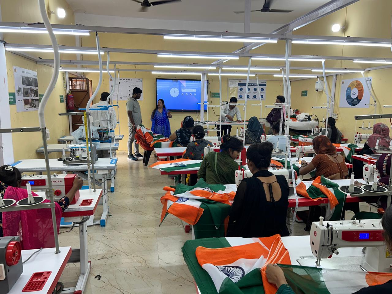 स्वरोजगार और देशभक्ति का संगम,ग्रेटर नोएडा की 82 महिलाएं बना रहीं 1 लाख तिरंगे