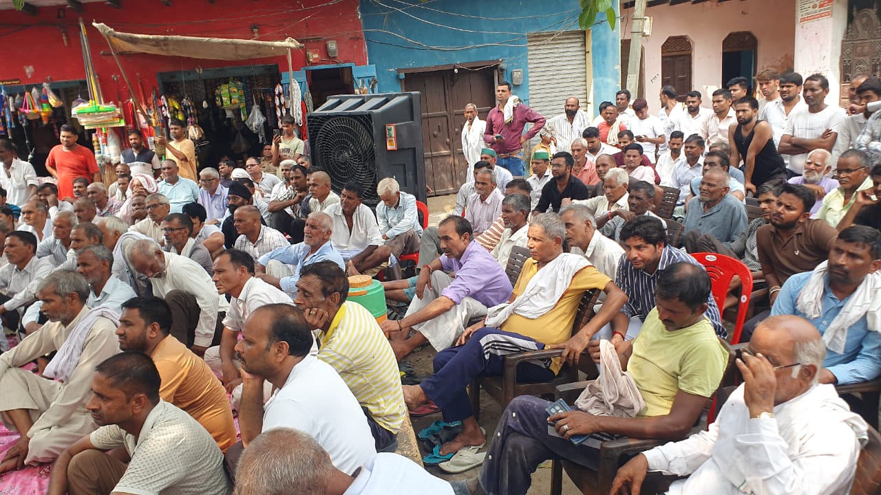 ग्रेटर नोएडा के किसानों ने 4% शेष आबादी भूखंड की माँग को लेकर सांसद डॉ. महेश शर्मा को सौंपा ज्ञापन