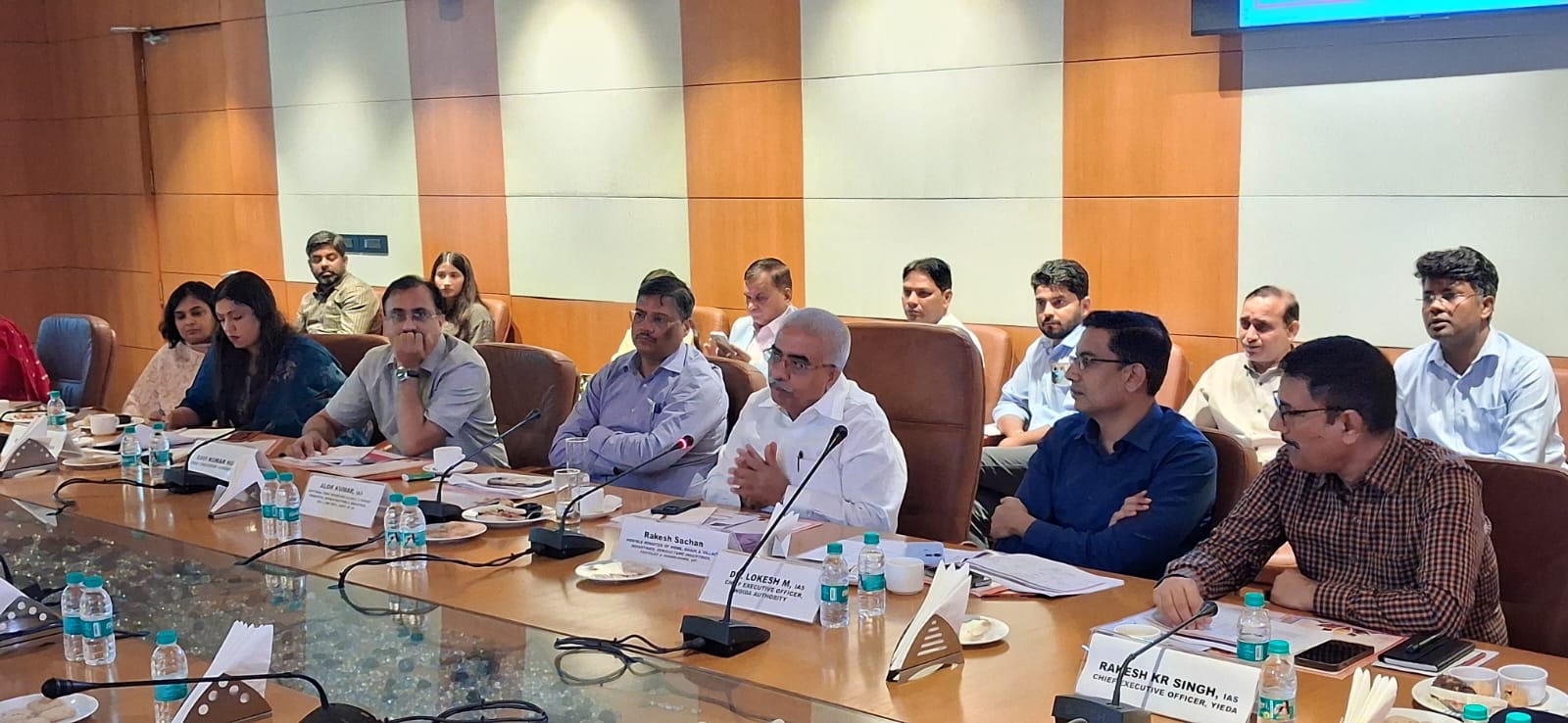 यूपी इंटरनेशनल ट्रेड शो-2025 की तैयारियों पर डीएम ने की समीक्षा बैठक