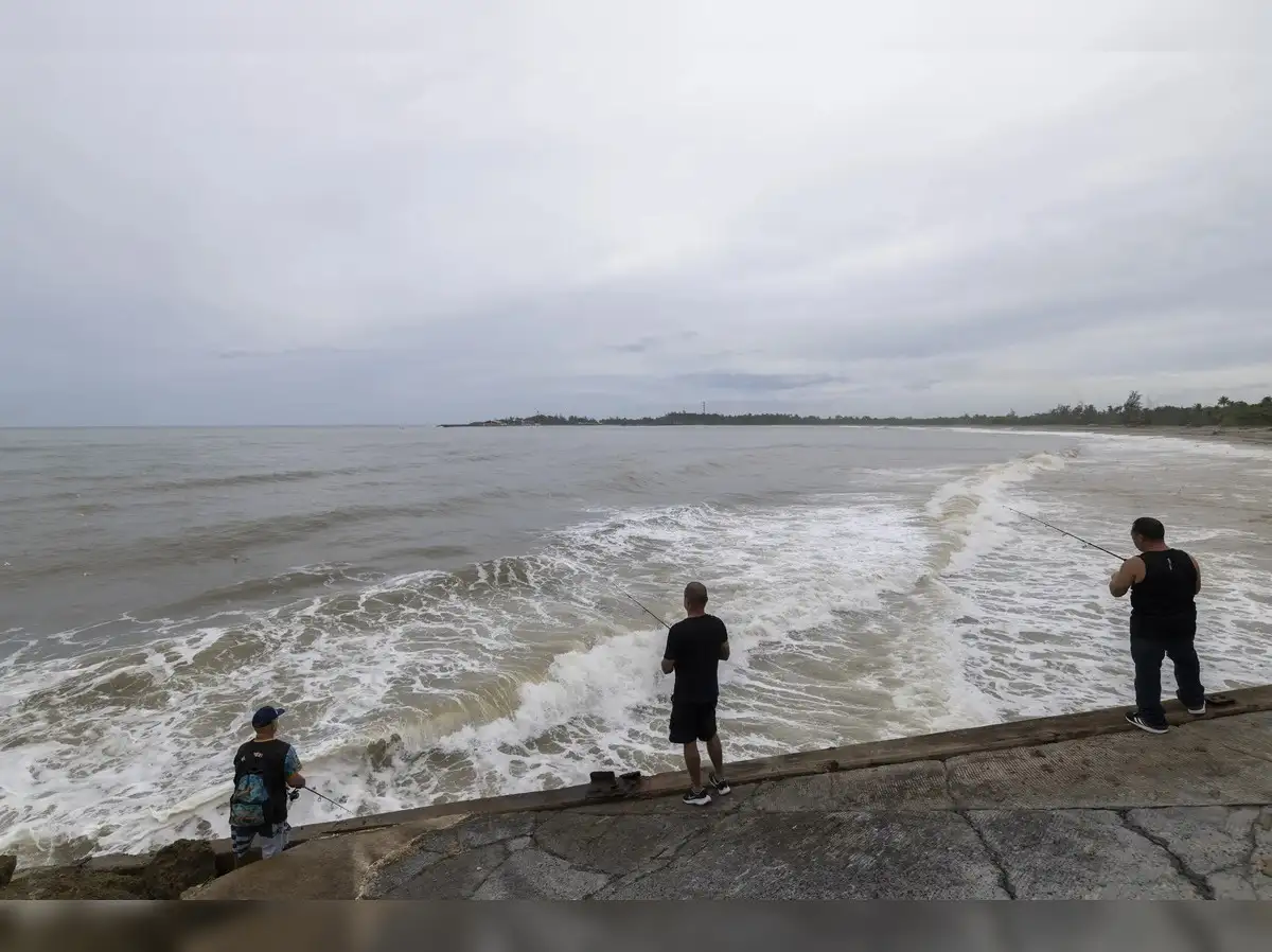हरिकेन एरिन का कहर: नॉर्थ कैरोलिना में आपातकाल, बीच बंद और लोगों को अलर्ट