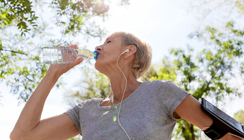 विशेषज्ञों की सलाह है कि नागरिक अनावश्यक बाहर न निकलें, हल्के कपड़े पहनें और पर्याप्त पानी पिएं
