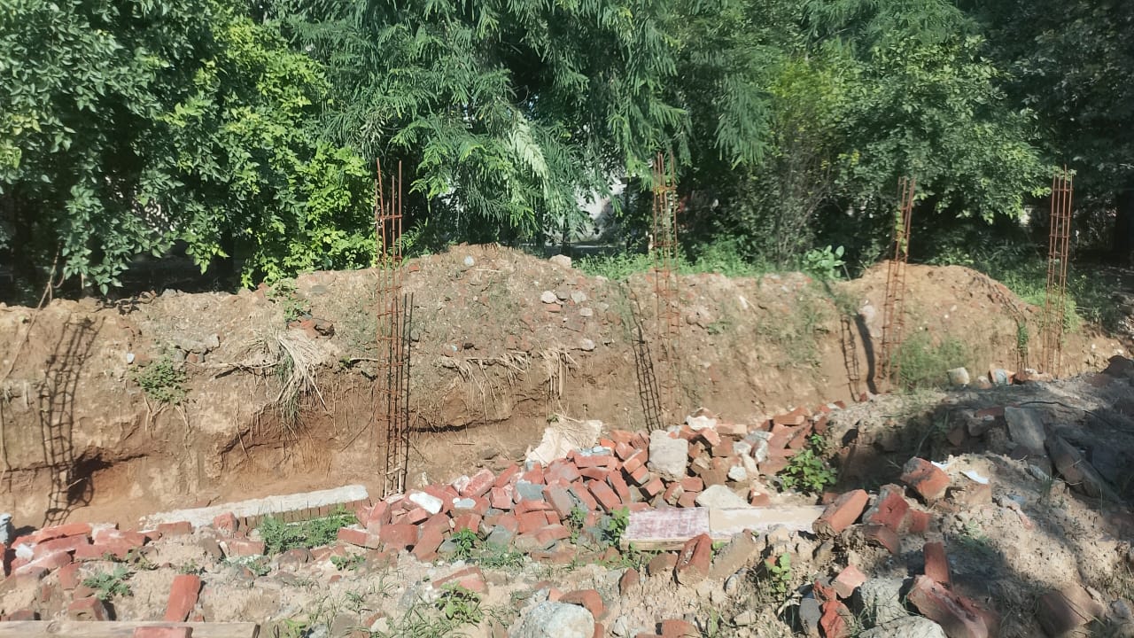 सेक्टर जू-3 सी ब्लॉक की चारदीवारी अब तक अधूरी, निवासी परेशान