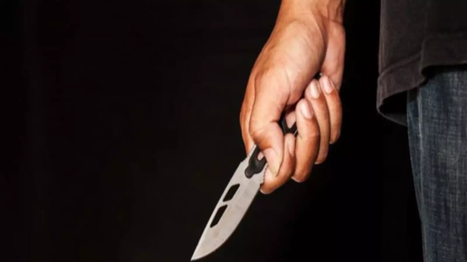 लड़की को लेकर हुआ विवाद, युवक ने दो किशोरों पर किया चाकू से हमला — एक की हालत नाजुक