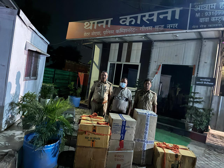 थाना कासना पुलिस ने अवैध पटाखों के साथ आरोपी गिरफ्तार, 4 लाख रुपये के पटाखे और कार बरामद
