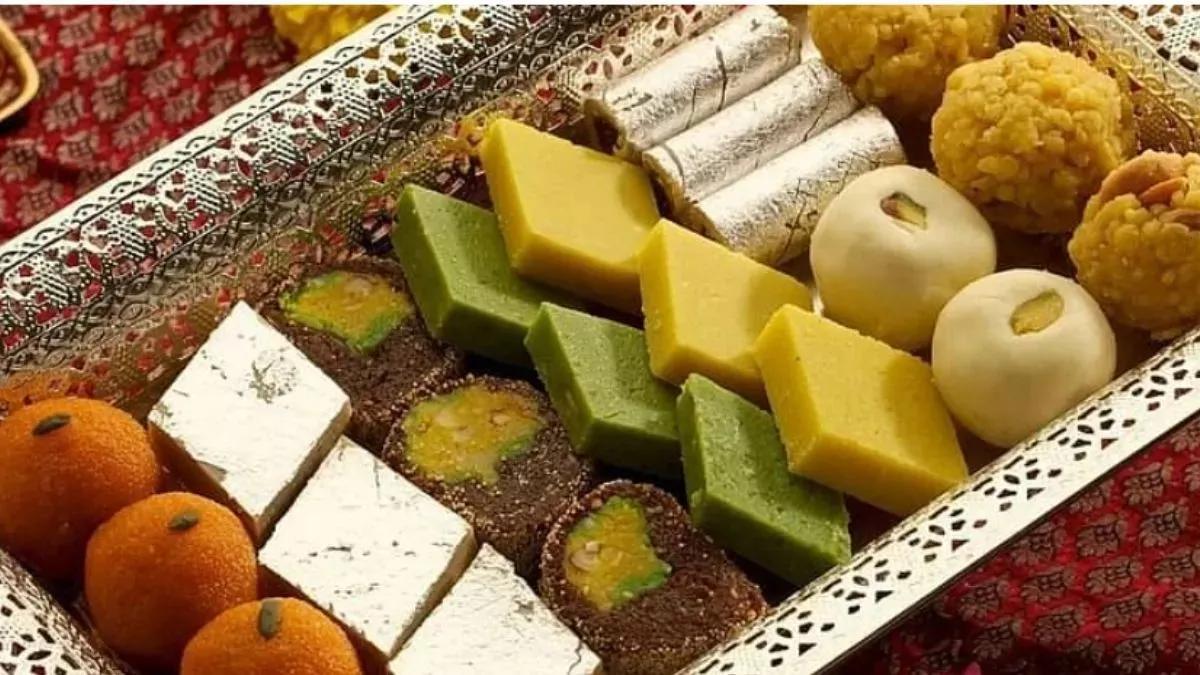 दिवाली से पहले मिलावटी और फंगस लगी मिठाइयों का भंडाफोड़, 1100 किलोग्राम नष्ट