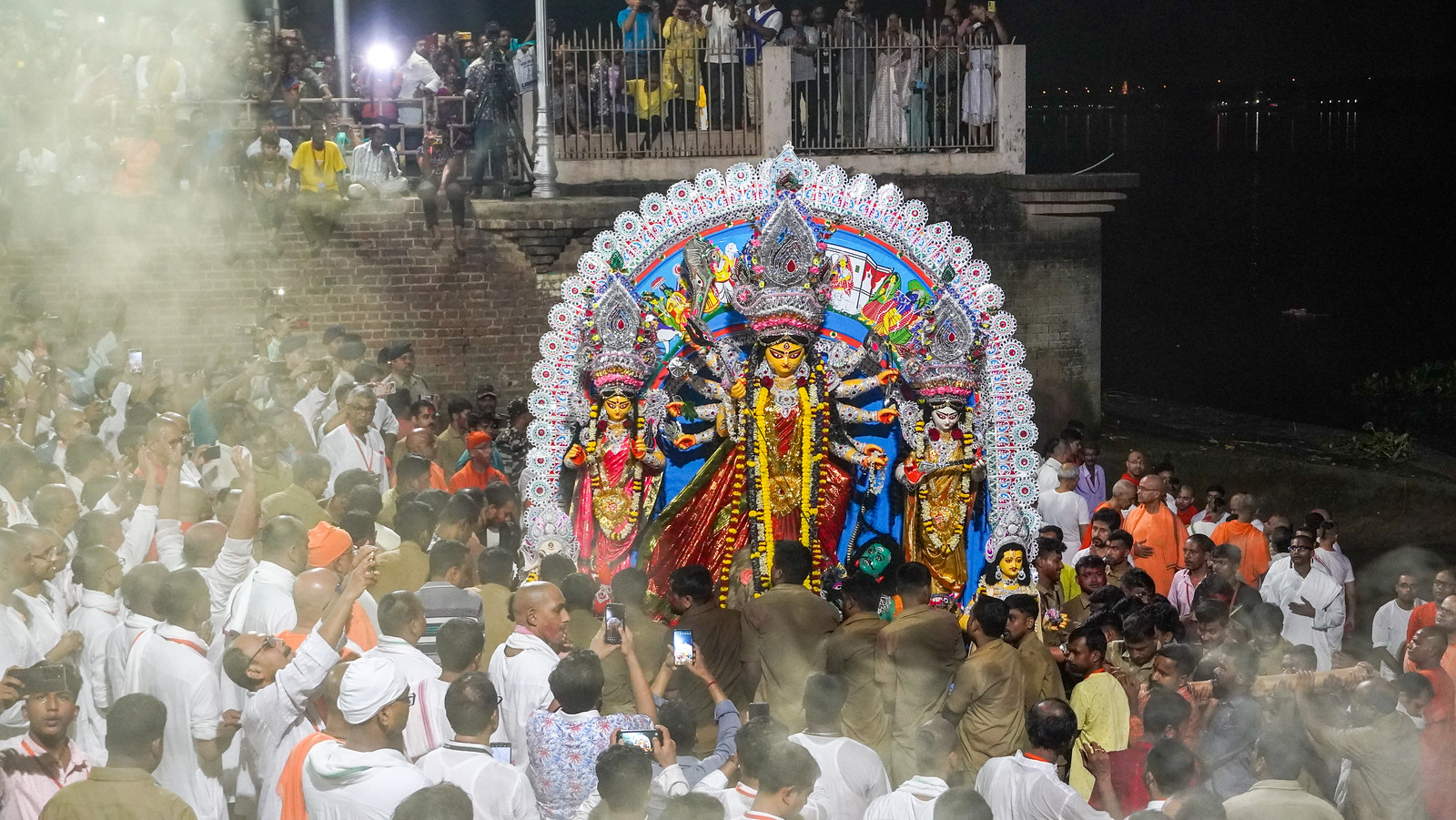ग्रेटर नोएडा कालीबाड़ी में रजत जयंती दुर्गा पूजा सम्पन्न, कृत्रिम तालाब में हुआ विसर्जन