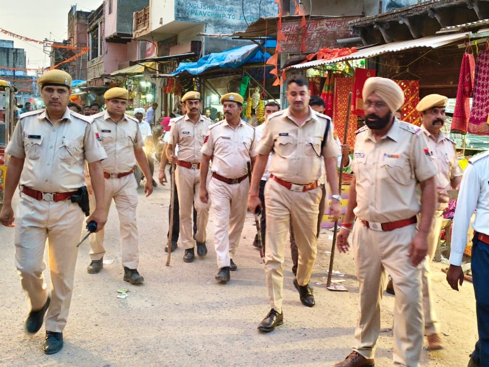 त्योहारों से पहले पुलिस ने कड़ी की सुरक्षा, पैदल गश्त और वाहनों की सघन जांच