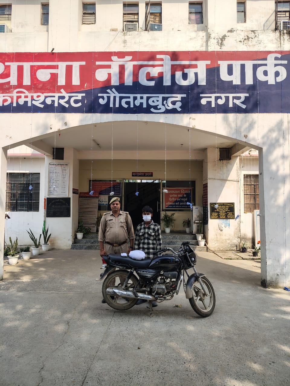 चोरी की बाइक पर गांजा ले जाते 19 वर्षीय युवक को पुलिस ने दबोचा