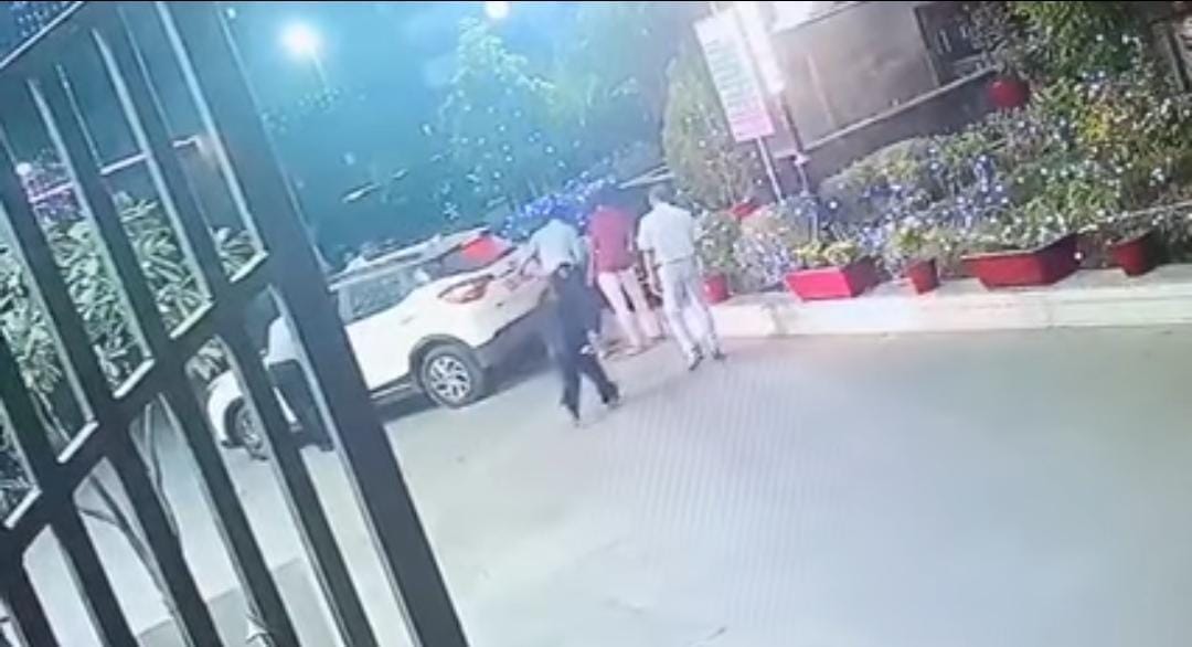 गौर सिटी 16 एवेन्यू में कार बैक करते समय महिला को टक्कर, चालक गिरफ्तार