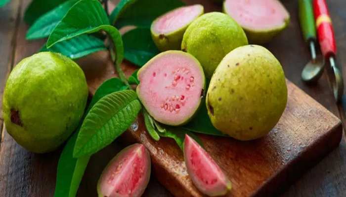 अमरूद खाने के चमत्कारी फायदे: पेट, दिल, डायबिटीज़ और इम्यूनिटी के लिए क्यों है सुपरफूड