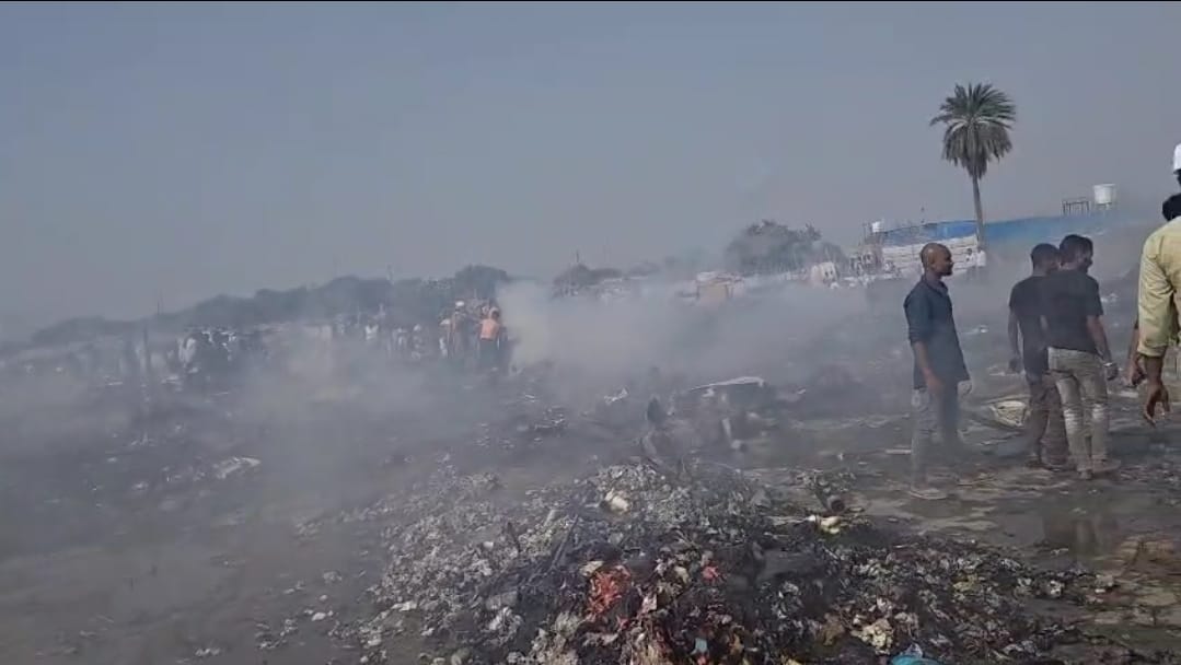 कबाड़ और झुग्गियों में भीषण आग, आधा दर्जन से अधिक झुग्गियां जलकर खाक
