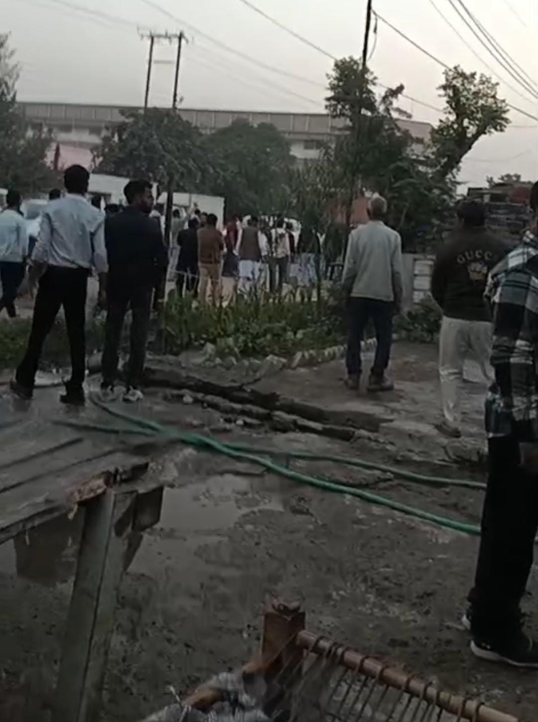 हबीबपुर गांव में कम्प्रेसर फटा, लोहे का टुकड़ा पेट चीर गया, मौके पर ही जिंदगी खत्म