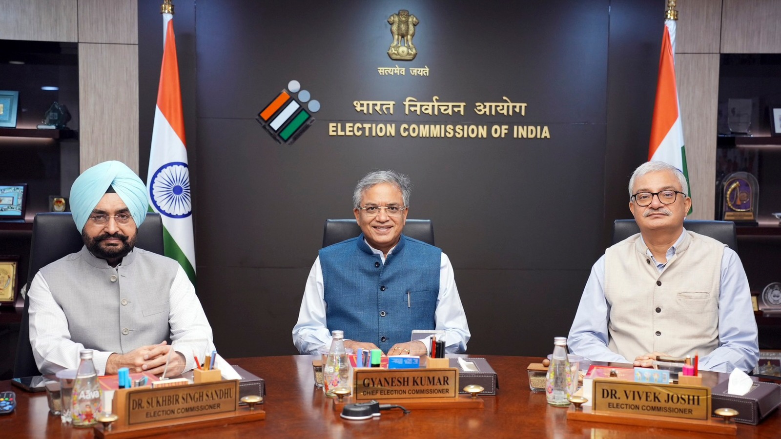 SIR बैठक के बाद चुनाव आयोग का कड़ा निर्देश— बूथ अधिकारियों को न धमकाएं, न प्रभावित करें