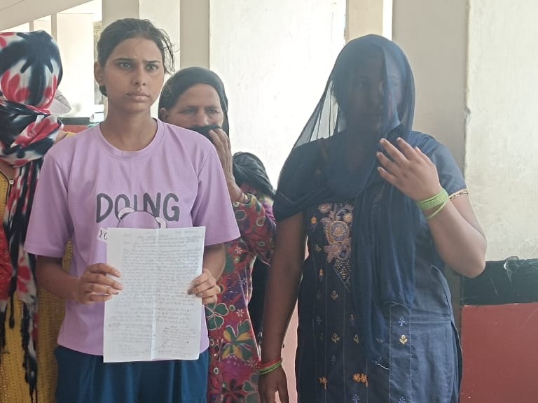 मोदीनगर में महिला के खाते से निकले 4 हजार, बैंक के बाहर अधिवक्ताओं का धरना