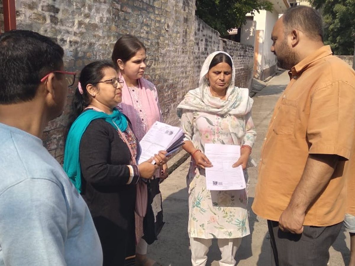 जिलेभर में चल रहा मतदाता सूची सुधार अभियान, डीएम ने किया घर-घर निरीक्षण