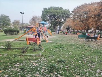 सेक्टर अल्फा-1 के पार्क उजड़ रहे, RWA अध्यक्ष ने मांगी अस्थायी हरियाली व्यवस्था