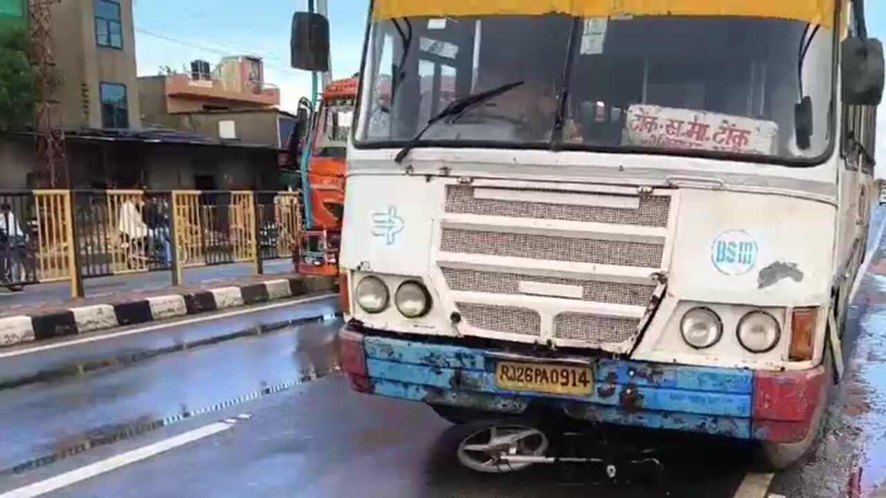 कार में रोडवेज बस से टक्कर मारने व अभद्र व्यवहार करने पर चालक व टोलकर्मी के खिलाफ केस।