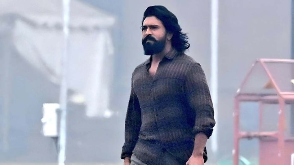 दिल्ली की सड़कों पर दिखे राम चरण, हाथ में झोला—‘पेड्डी’ की शूटिंग से तस्वीरें लीक