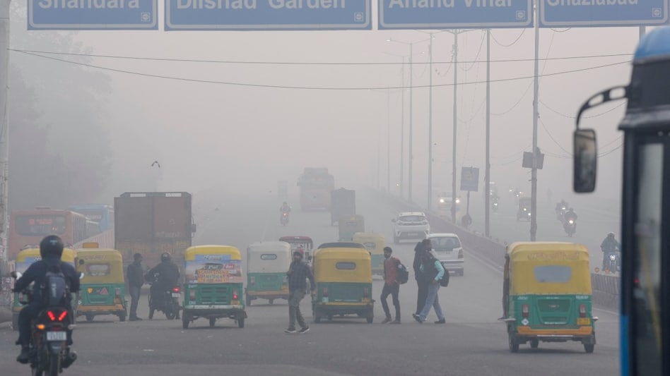 फिर दमघोंटू हुई दिल्ली की हवा: AQI 500 के पार, घने कोहरे को लेकर ‘ऑरेंज अलर्ट’ जारी