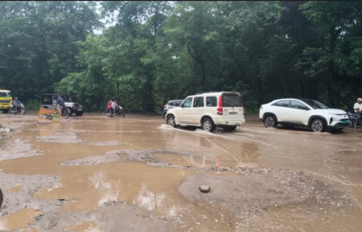 कोर्ट के पीछे की सर्विस रोड बदहाल, बिना बारिश के भी कीचड़ और पानी से भरी