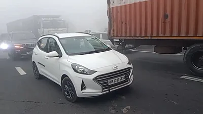 कोहरे में हादसों पर लगाम: यमुना एक्सप्रेसवे पर पुलिस की नई पहल, चालकों को चाय-पानी के साथ जागरूकता